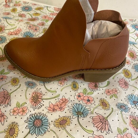 💥Universal Thread Shoe Slip On Ankle Boot Size: 5 1/2 W - Picture 2 of 7